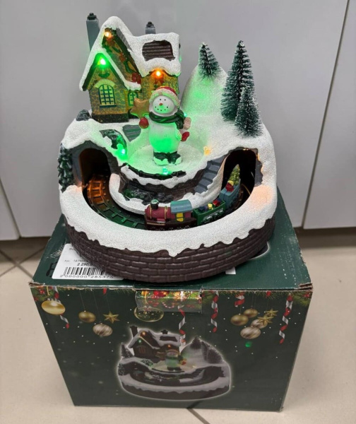 Фигура новогодняя Снеговик и железная дорога