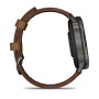 Garmin Venu 4 45 мм, коричневый кожаный ремешок: боковой профиль корпуса и ремешка