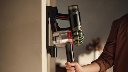 Вертикальный беспроводной пылесос Dyson V8 Cyclone Black — официальный ракурс 6