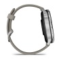 Garmin Venu 4 45 мм, серебристо-серый силиконовый ремешок: боковой профиль корпуса и ремешка