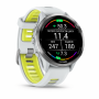 Garmin Forerunner 970 47 мм: светлый корпус Whitestone и титановый безель, экран беговой динамики и двухцветный ремешок — русская адаптация; потеря скорости шага измеряется с отдельно приобретаемым HRM 600