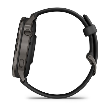 Garmin Venu 4 45 мм, чёрный силиконовый ремешок: боковой профиль с двумя кнопками