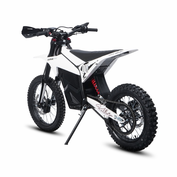 Электромотоцикл WHITE SIBERIA BELLUGA 001 3900W, белый на белом фоне