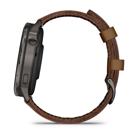 Garmin Venu 4 45 мм, коричневый кожаный ремешок: боковой профиль с двумя кнопками