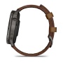 Garmin Venu 4 45 мм, коричневый кожаный ремешок: боковой профиль с двумя кнопками