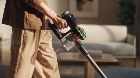 Вертикальный беспроводной пылесос Dyson V8 Cyclone Black — официальный ракурс 5