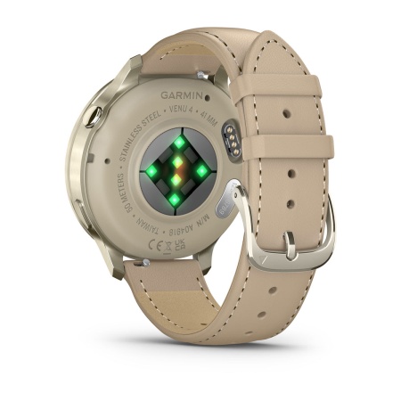 Garmin Venu 4 41 мм, золотистый корпус и светло-песочный кожаный ремешок: датчики пульса и зарядные контакты сзади